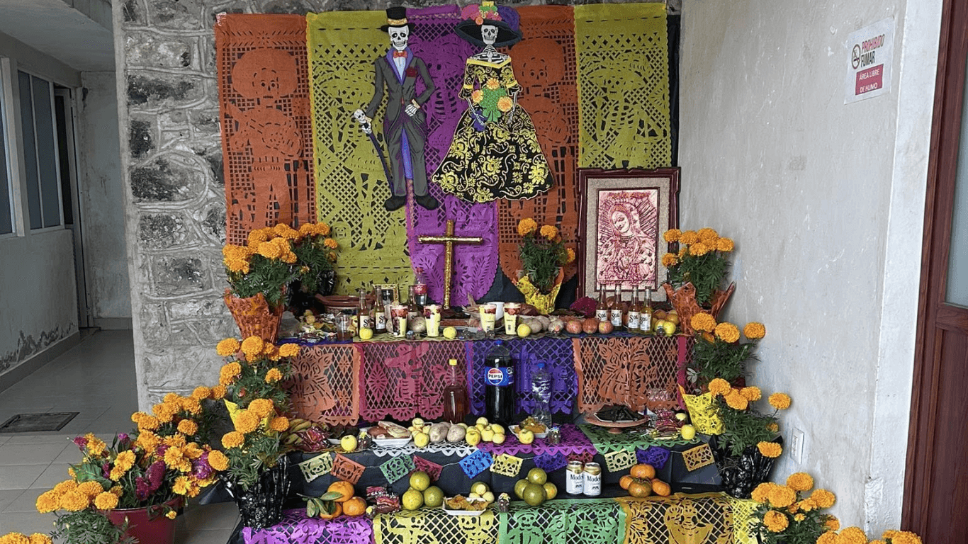Colocación de la ofrenda para el día de muertos en San Felipe Tepatlán