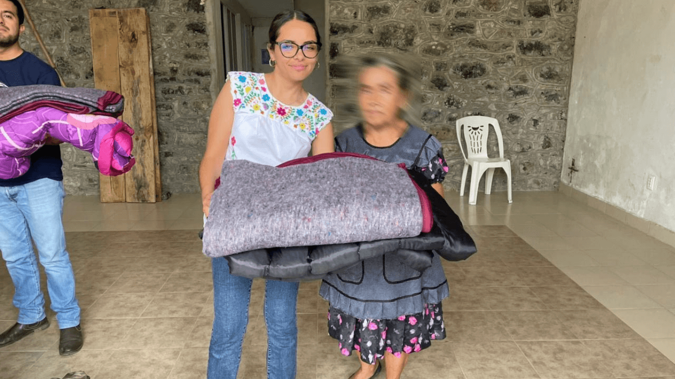 Entrega de insumos del programa APCE en San Felipe Tepatlán, Puebla