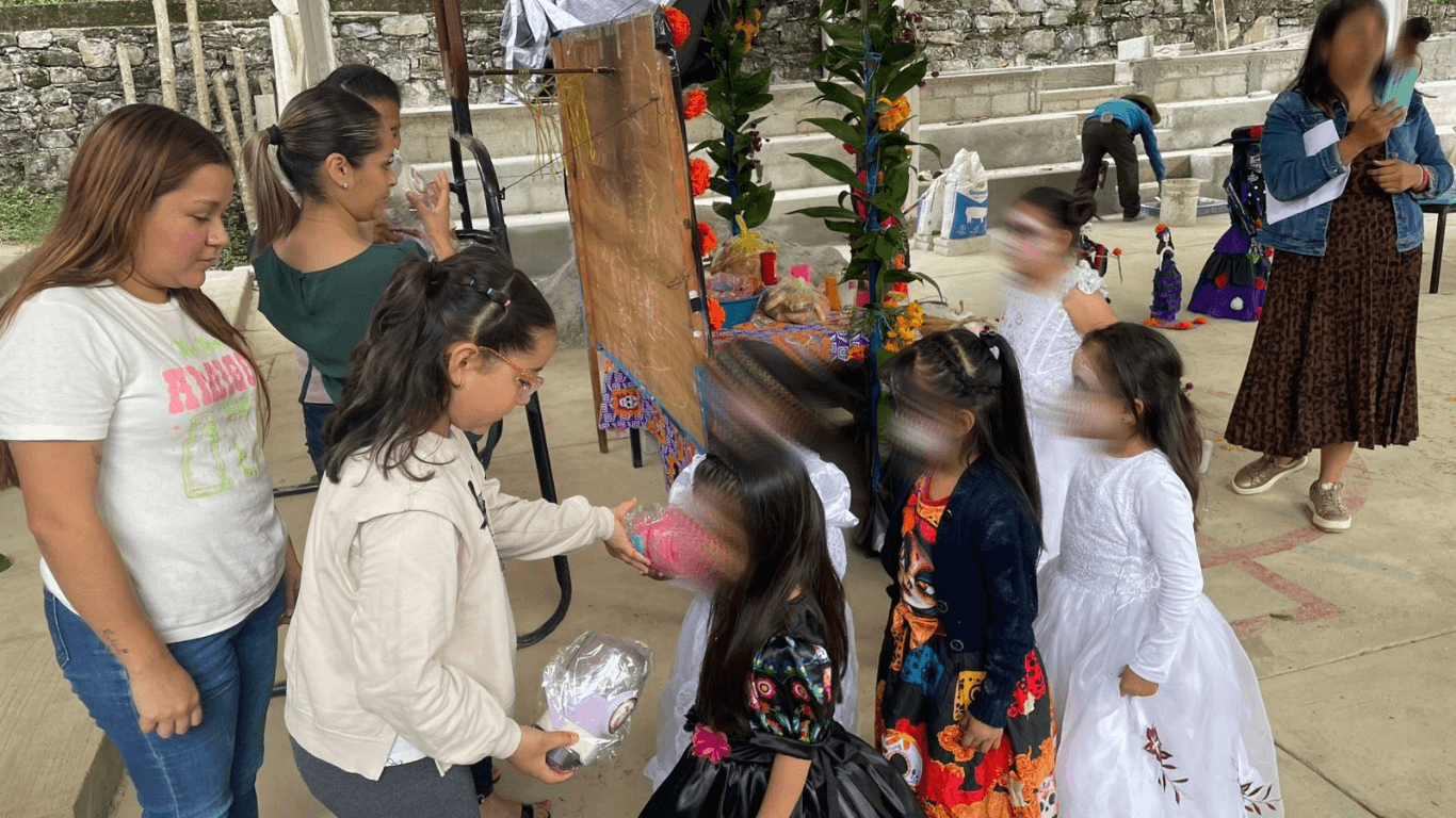 Festividad del día de muertos en el preescolar de San Felipe Tepatlán