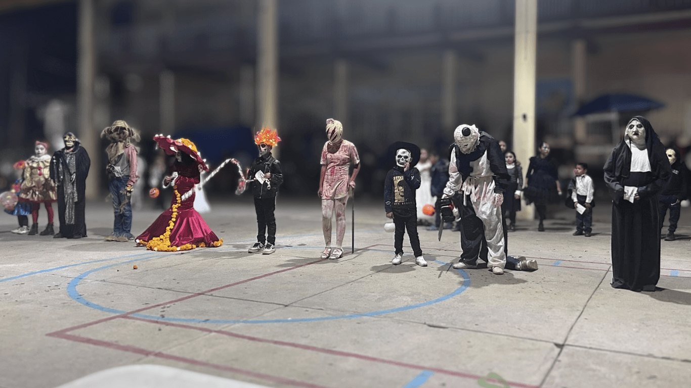 Concurso de disfraces Día de Muertos en la localidad de África del municipio de San Felipe Tepatlán