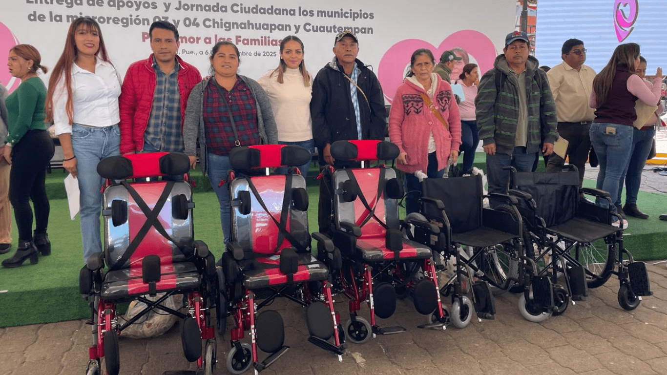 Entrega de apoyos por parte de la Presidenta del Patronato del DIF de Puebla